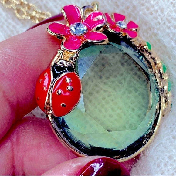 ❤️Seller’s Pick❤️ Green Resin Enamel Flowers Beetle Leaves Pendant Necklace - Picture 6 of 10